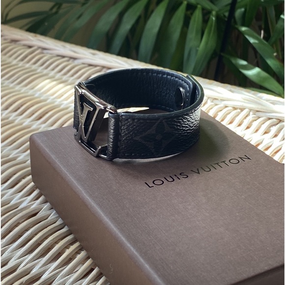 π¦ Louis Vuitton Monogram Eclipse Bracelet - Picture 11 of 14